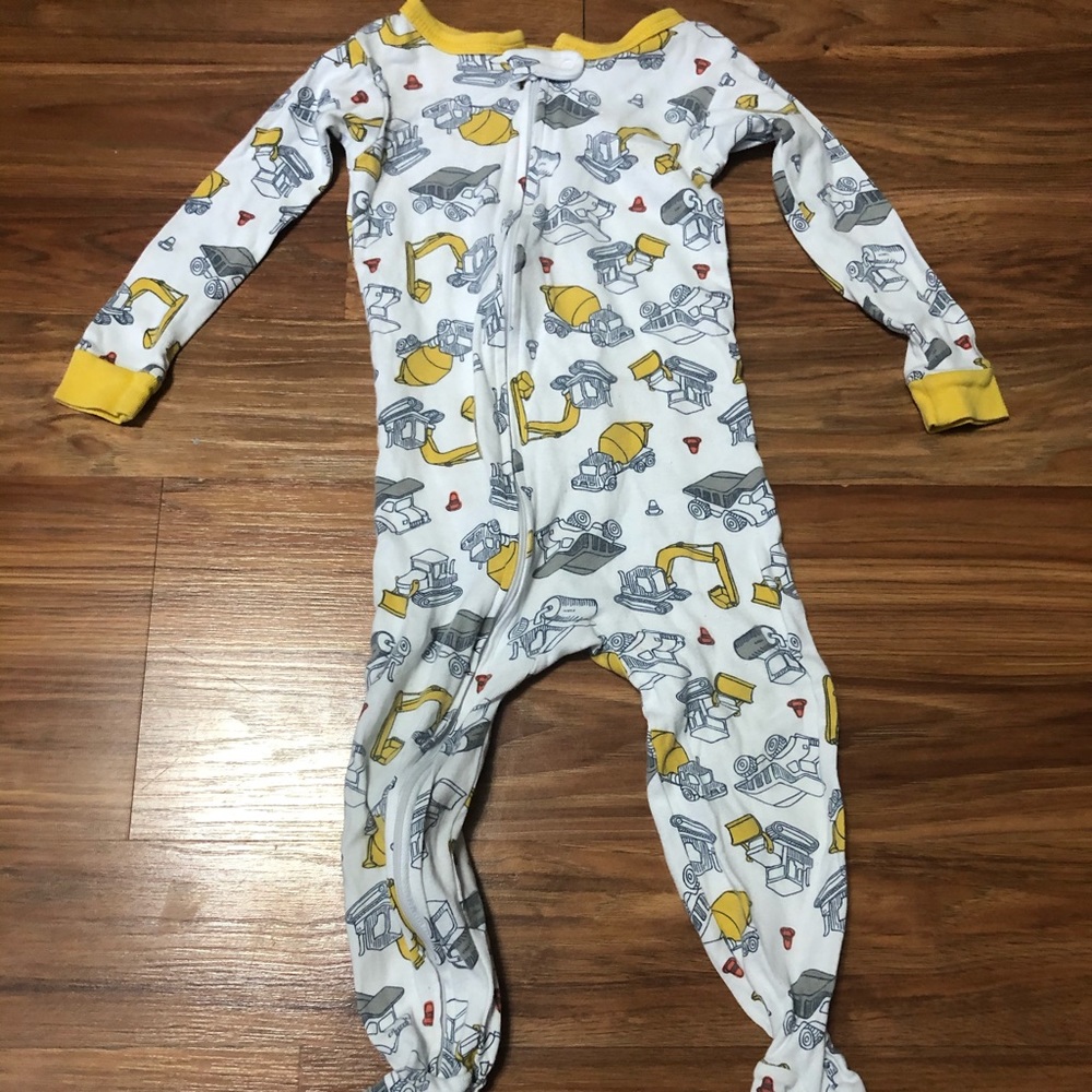 Carter’s 2T zip up pajamas